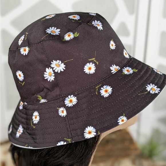 NWT - Alice + Olivia\'s Ao X Fabfitfun Reversible Bucket Hat In Daisy Print main image 12